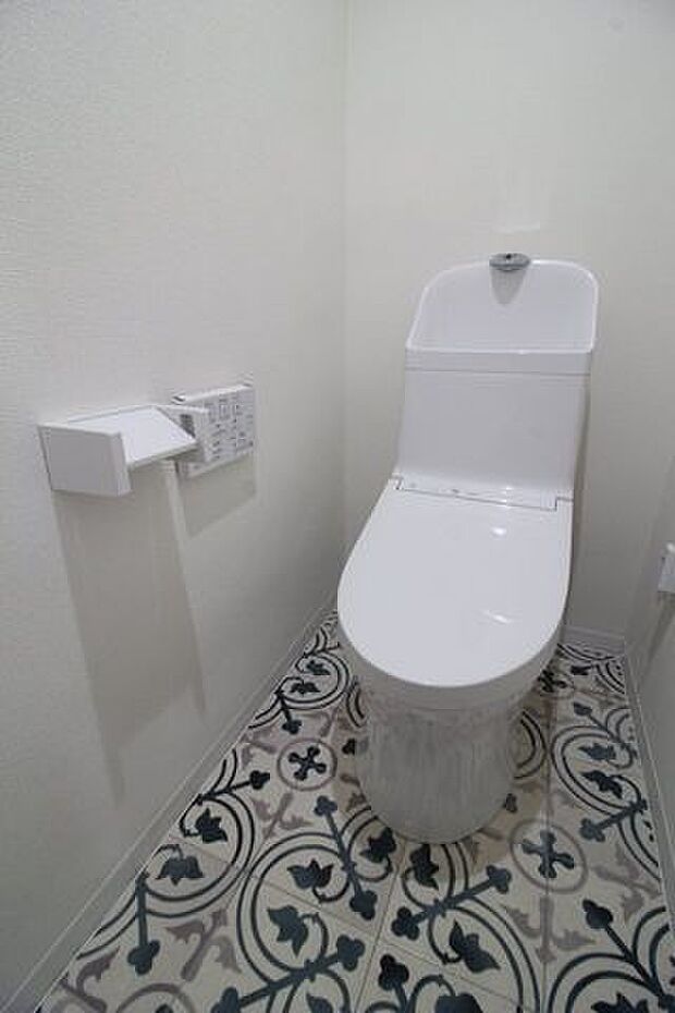 シンプルなデザインで清潔感のあるトイレです。壁掛けのリモコン付きで小さなお子様も使いやすいトイレです！