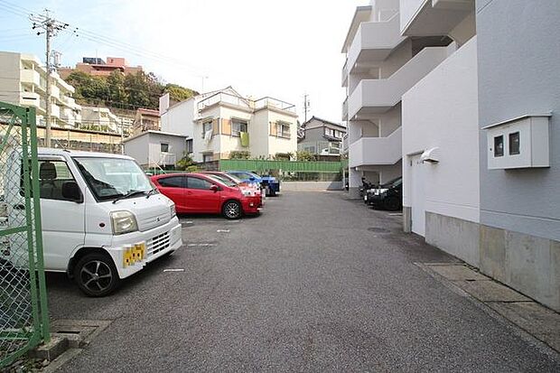 駐車場は平面駐車場です！車種や車の大きさに左右されず、どのようなタイプの車でも駐車できるのが良いですね！