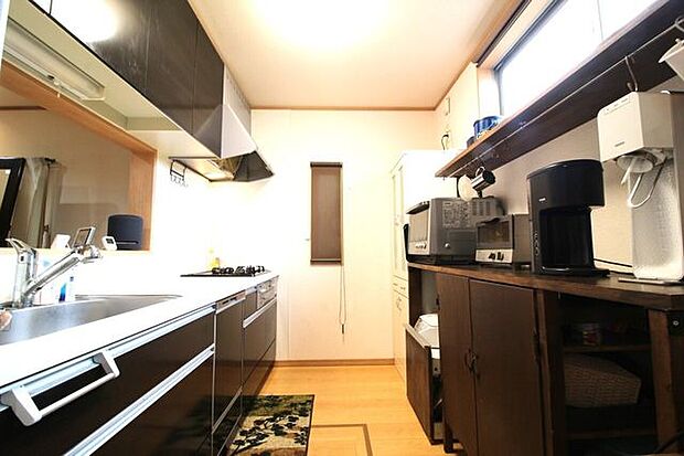 ゆったりとした広さもあるキッチン！窓もあり明るい日差しも差し込みます！食洗器付きで家事の負担が軽減できそうです！