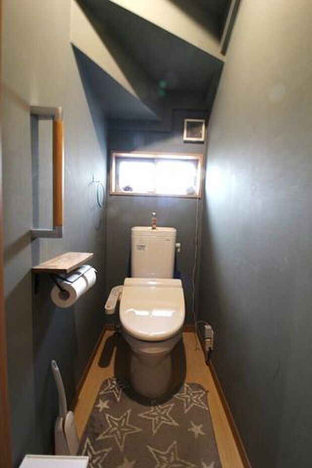 1階トイレは階段下のスペースを利用された設計！おしゃれな色合いに仕上げてあり、落ち付いた空間になっております！