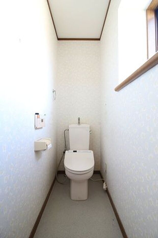 2Fトイレ　広々明るい空間です。1・2階にトイレがあるので朝の忙しい時間帯も待たずにすみそうですね♪