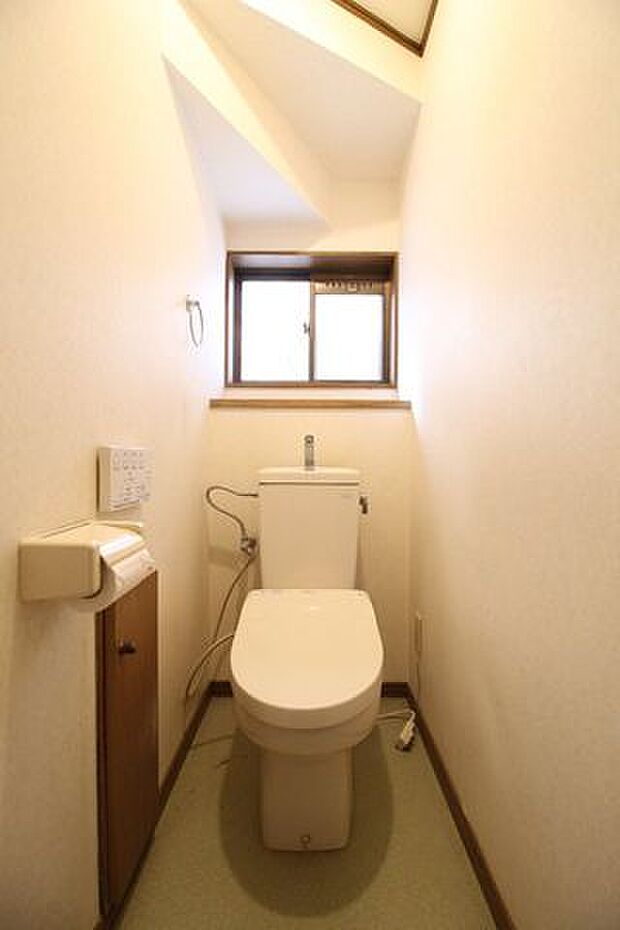＊1階トイレ＊階段下の空間を利用したトイレ！収納も付いております。小窓も付いて明るい空間になっております！