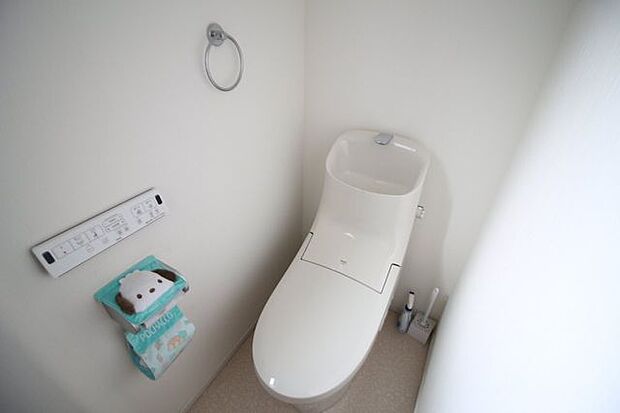 ＊1階トイレ＊節水タイプのトイレ！トイレのふちが無いため掃除も楽ちんです！壁掛けのリモコンで小さなお子様も使いやすいです◎