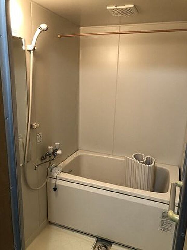 ＊2階バスルーム＊ホワイトカラーで統一された浴室です。くつろぎのバスタイムをお過ごしください！！