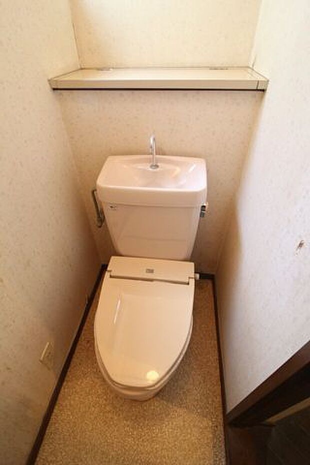 ＊1階トイレ＊シンプルなデザインの清潔感のあるトイレです！上部にゆとりがあり、収納スペースをDIYするのも良さそうです！