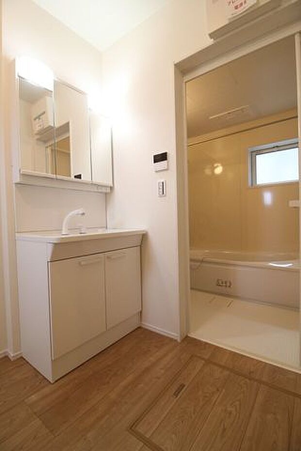 広々とした洗面所です。鏡の中が収納スペースになっているので、散らかりがちな洗面用具もすっきりと収納できます。