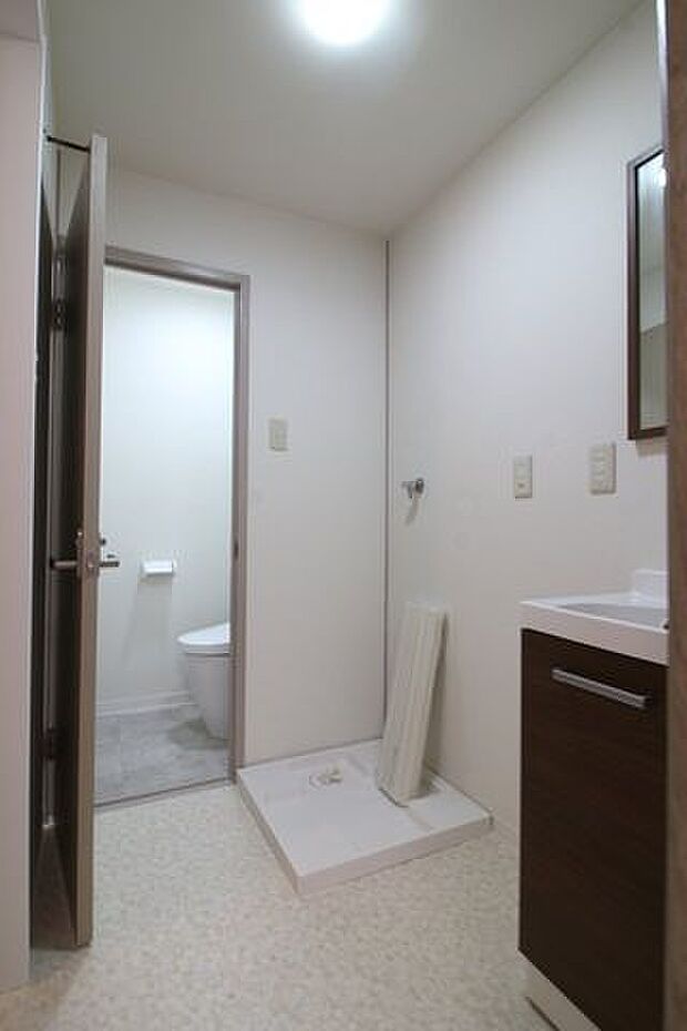 洗面所の奥にトイレがございます！白を基調とした洗面所は明るく清潔感があり、空間を広く見せてくれます♪