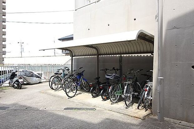 駐輪場を完備しているため、自転車での通勤・通学にも便利です！天気の良い日はお子様とサイクリングへ出かけるのもいいですね♪