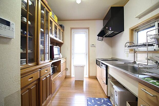 キッチンは広々スペース！大きな食器棚を置くことが出来ます。ご家族と並んで料理をしても余裕のゆとりのあるキッチンです！