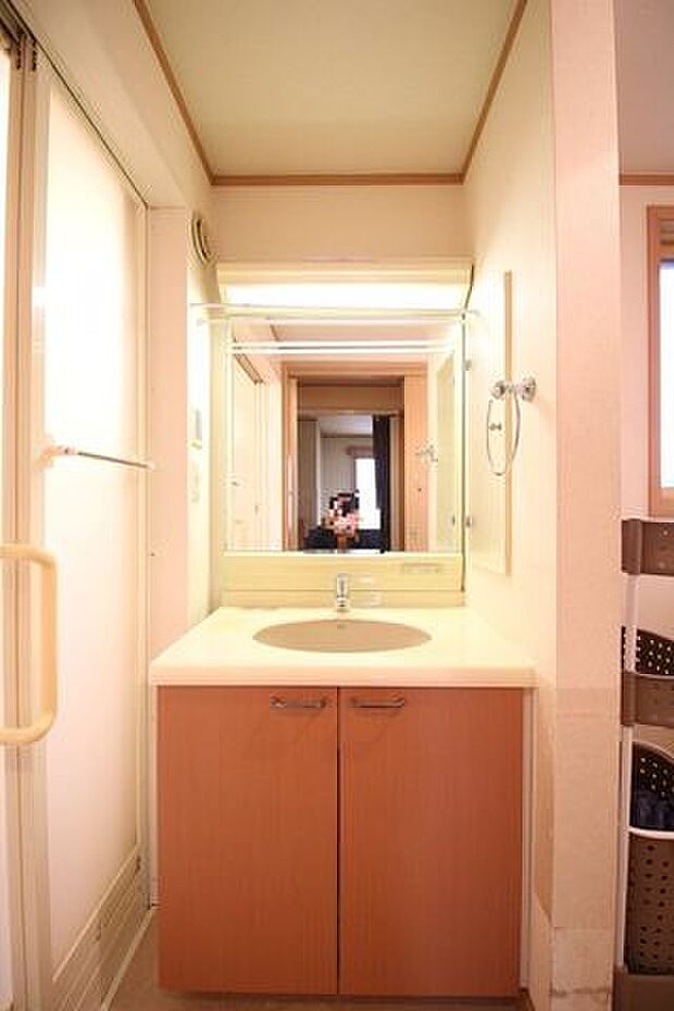 ＊1F洗面化粧台＊下部の収納スペースにはお風呂の掃除用品や、洗濯洗剤をストックしておけるの便利です！