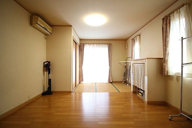 リビングに隣接する洋室です。来客時にも利用できるお部屋があると重宝しますね♪1階で暮らしを完結出来ます。