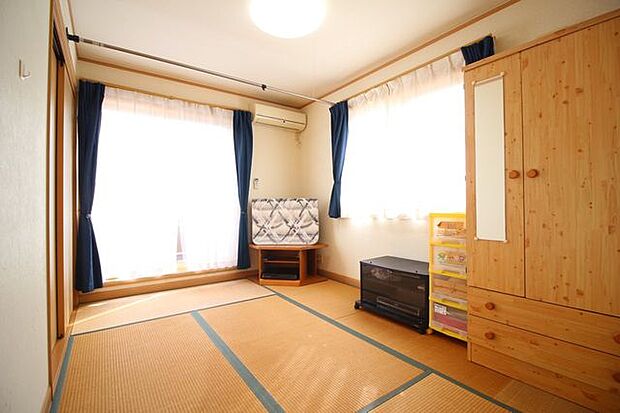 日当たりの良い和室。布団を敷いてゆっくりするのにぴったりの6畳の和室です。ほっこりできる和室でくつろぎのひとときを。