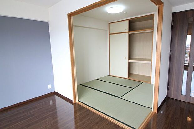 リビングに隣接する和室は、引き戸で仕切られ独立した一室としても使えます。ゆっくりくつろげるお昼寝スペースに良さそうです！
