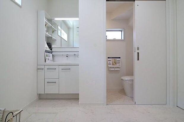 鏡の中が収納スペースになっているので、散らかりがちな洗面用具もスッキリと収納できます！洗面所内にはトイレ付き！