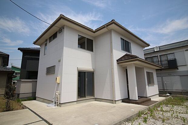 岡崎市土井町の中古戸建てです！道路と十分な奥行きを生かし、プライベート性の高いお住まいになっております！