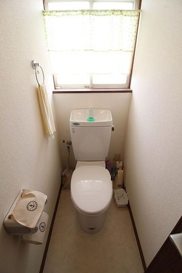 ＊2階トイレ＊故障の時も2ヶ所あると安心ですね！小窓があり、換気ができるのも嬉しいポイントです！