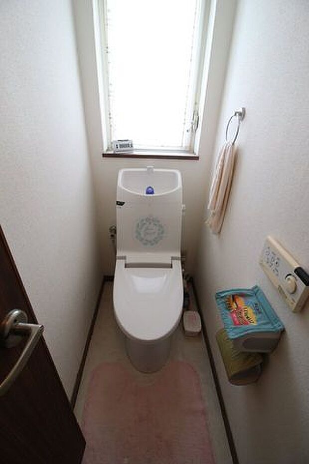 1・2階にトイレがございます♪朝の忙しい時間帯も待たずにすみそうですね♪壁掛けのリモコンで使いやすそうです！