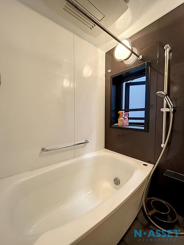 落ち着いた色みの浴室。足を伸ばして浴槽に浸かっていただける広さです。お風呂に窓があるのも角住戸ならではです