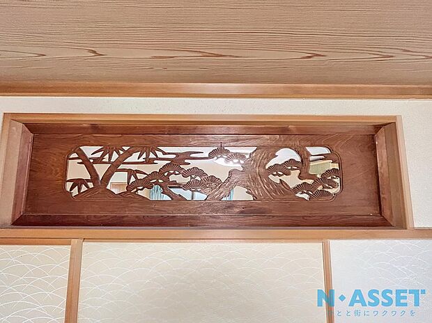 日本の伝統的な建築様式の一つ「欄間」は家の品位を高める装飾品としてだけではなく、採光と風通しを良くし、湿度の高い日本でも快適に過ごせる役割もあります。
