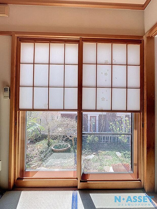 和室の障子は下半分がスライドする雪見障子になっており、ガラス部分からお庭の景色を楽しむことができます。