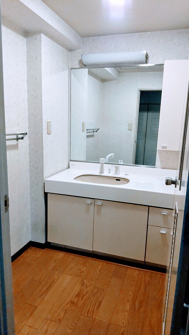 〇洗面および脱衣室〜とても幅の広い大きな鏡と洗面化粧台、そして広い脱衣室
