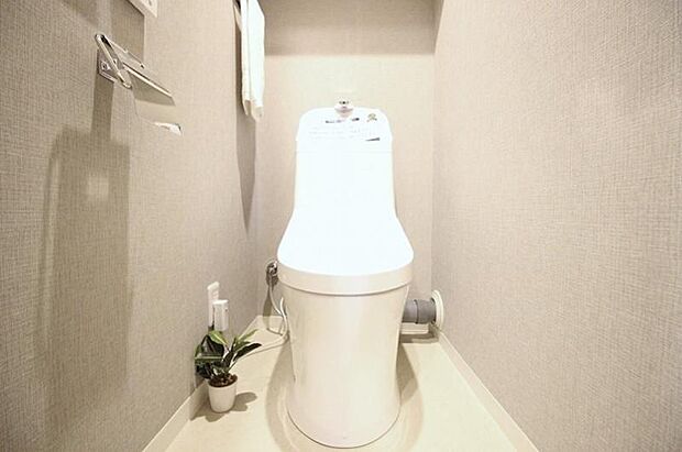 トイレはシンプルにホワイトで統一した温水洗浄付です