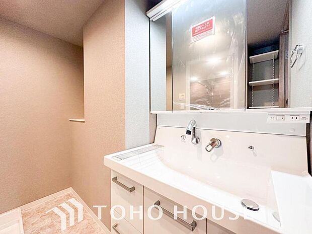 お家の中でも特にプライベートスペースとなる洗面所は、洗濯場所と浴室を同じ空間でまとめております。