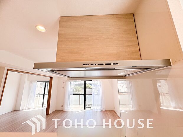 キッチンの換気扇はスタイリッシュなデザインかつ日々のお手入れもラクラクな仕様となっております。