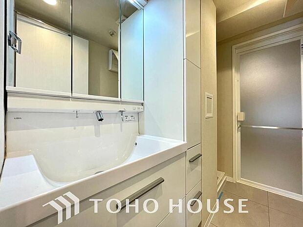 洗面台には三面鏡を採用。鏡の後ろに収納スペースを設ける事により洗面台周りもすっきりします。