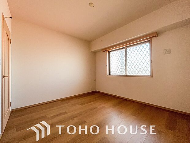 清潔感あるホワイトの壁紙と温もり溢れるカラーの床材が見事に調和した本邸宅。