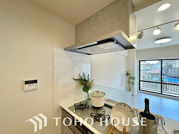 キッチンの換気扇はスタイリッシュなデザインで、日々のお手入れもラクラクな仕様となっております。