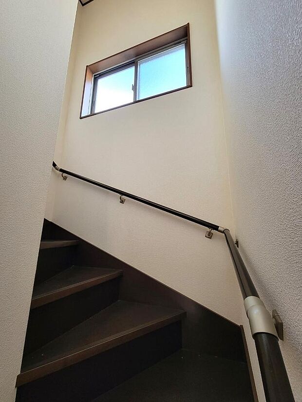 もちろん階段は手すり、小窓付きです！