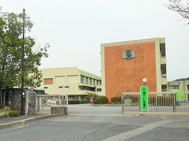 新香山中学校まで徒歩約22分(約1715ｍ)
