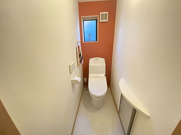 1・2階にトイレがあり、階段を降りなくてもいいので便利です◎