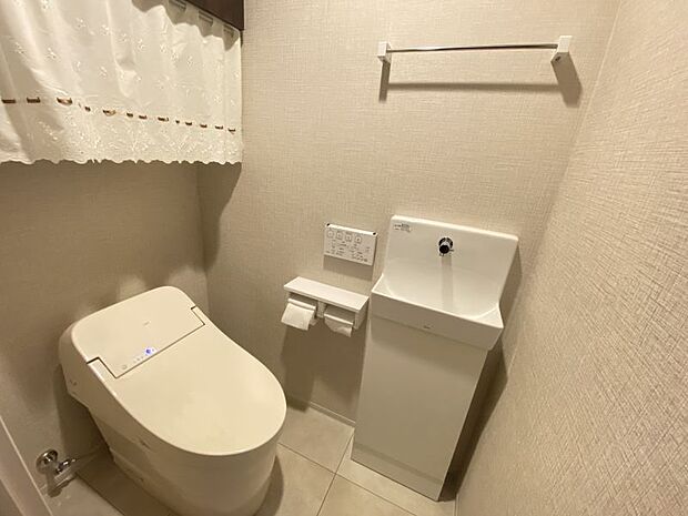 手洗い場付のトイレです♪お客様にも見られる場所なので、清潔に保ちたいですよね。