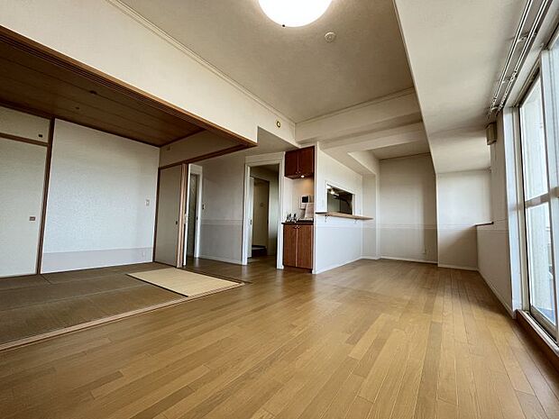 リビング横に和室があり、続き間として開放感あるスペースが確保できます。