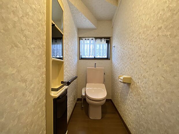 温水洗浄便座でトイレのあとも清潔に！小窓があり、換気ができるのもうれしいポイントですね♪