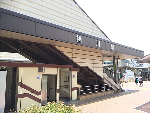 桶川駅（853m）