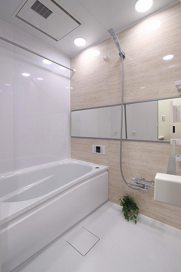 毎日の疲れを癒す浴室は白×木目調のユニットバス。