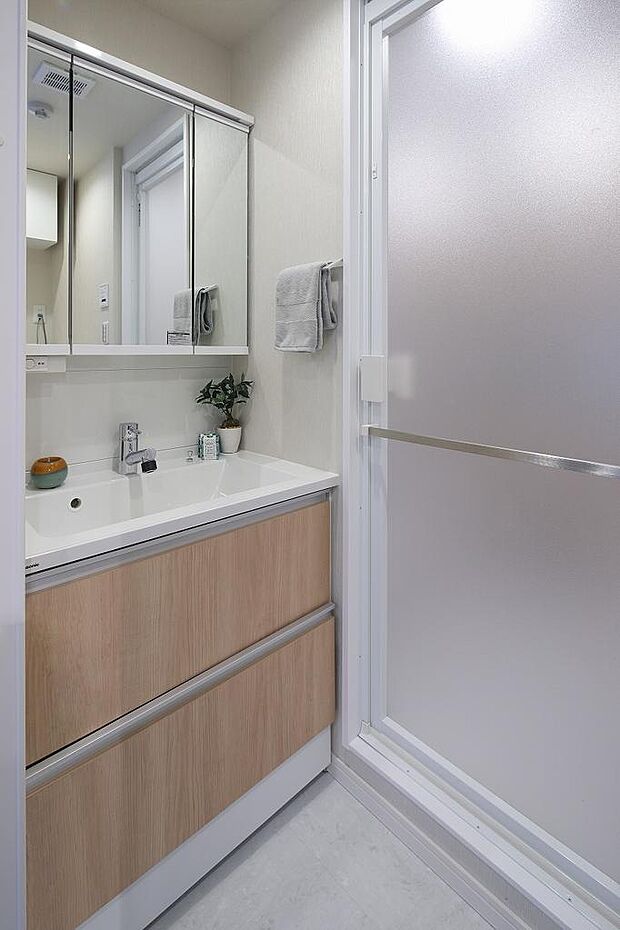 洗面室は、三面鏡＆引き出し収納でスッキリお使いいただくことが出来ます。