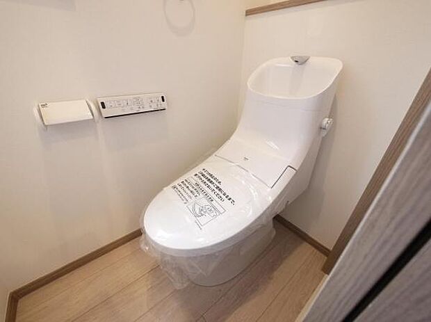 白を基調とし、清潔感をデザインしたトイレ空間です。使い心地もしっかり追求した先進のトイレを搭載しております。