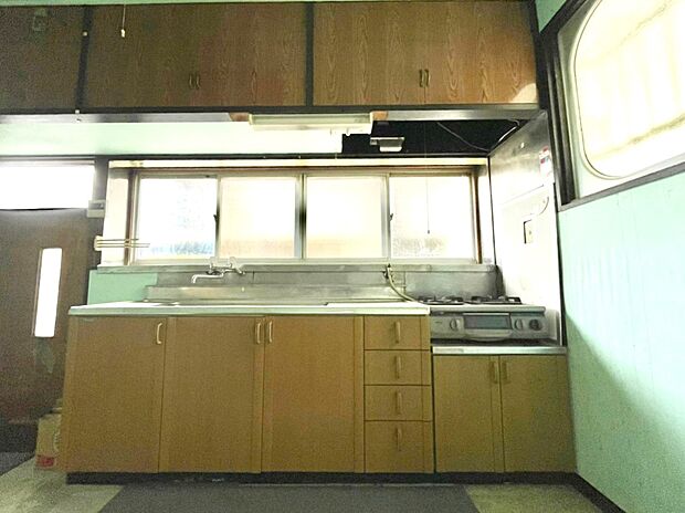 内装〜kitchen〜　 前面に開口部が広がる明るいキッチン  収納スペースも豊富で広々すっきりとした雰囲気に