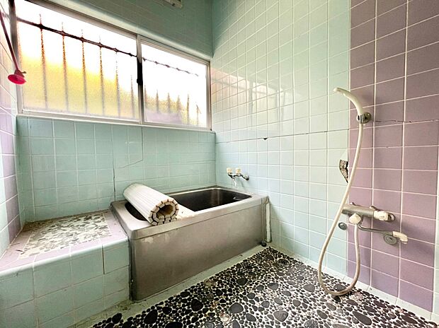内装〜bathroom〜　毎日、爽やか気分で心と身体をリフレッシュ  外光を取り込む窓付きの広々バスルーム