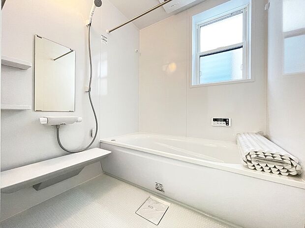 内装〜bathroom〜　 浴室には窓！浴室は湿気がたまりやすく、換気扇だけではどうしてもカビが出やすいです 4号棟