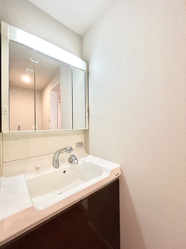 内装〜washroom〜　  清潔感あふれるサニタリー空間  収納部も充実した三面鏡付き洗面化粧台