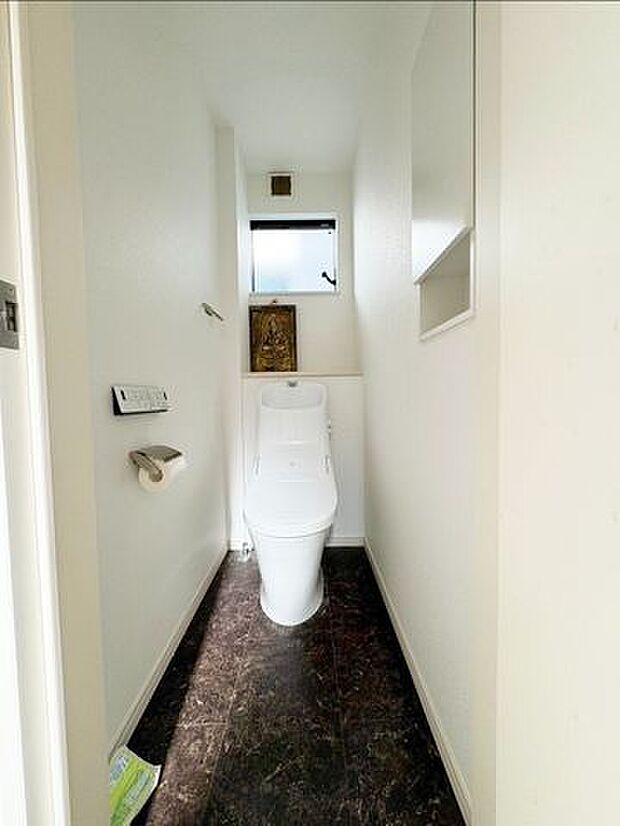 温水洗浄便座付きの綺麗なトイレです。壁側には収納も付いてます。