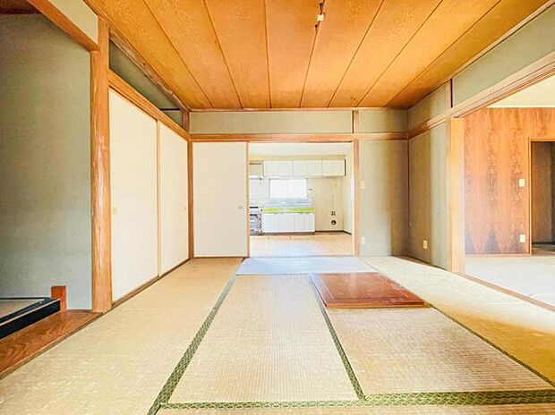 床に直接寝そべってくつろぐことが出来る日本伝統の和のお部屋