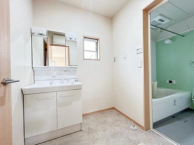 小窓付きで明るさと通気性を確保した洗面室