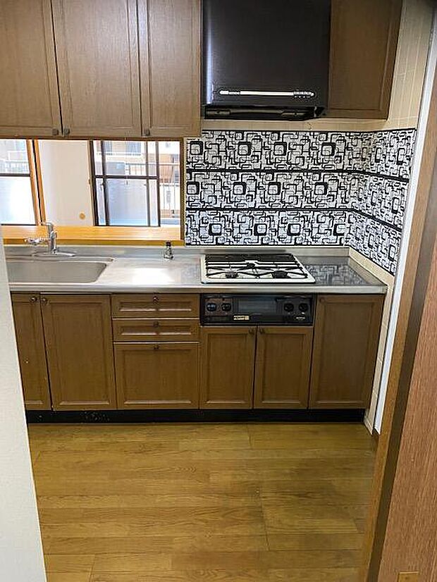 カウンターキッチンの天板スペースが広く、調理器具などを置いてもスッキリと使えます。 