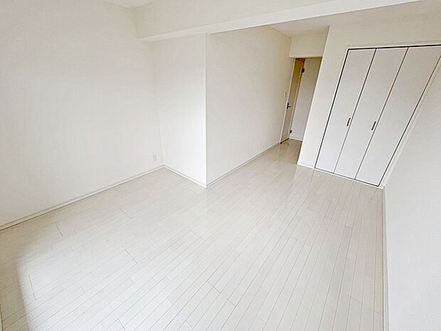 【3階洋室】 白で統一された清涼感あふれる爽やかなお部屋です。(令和4年1月室内リフォーム工事完了)
